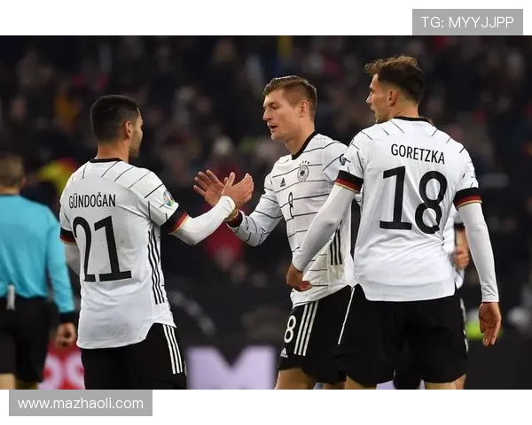 德国足球四次捧杯的传奇与未来展望，状态持续提升分析