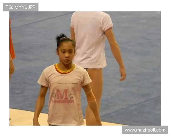 吴柳芳被拍到深夜大街买超市水果，跟赛场上那个“女神”判若两人！